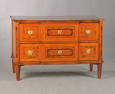 Louis-Seize-Kommode, südwestdeutsch, um 1780/90, Nussbaum und Wurzelnussfurnier, Weichholzkorpus, 2-schübig, Mittelteil risalitartig ...