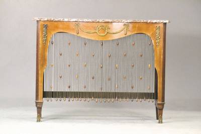 Ofenverkleidung um 1900, Buche furniert, im Transition-Stil, klassizistische Messingbeschläge, gewölbte Front mit passiger Marmorplatte, l. ...