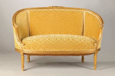 Sofa, Frankreich, um 1900, Buche geschnitzt u. goldfarben gefaßt, nach Vorbild von 1770, klassizistische Ornamente wie Zopffries, Kannelueren u. ...