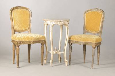 Tisch mit 2 Stühle, Frankreich um 1840/1900, Tisch im Louis-Quinze-Stil, weiss gefaßt mit Goldakzenten, Marmorplatte, Stühle im Louis-Seize-Stil, ...