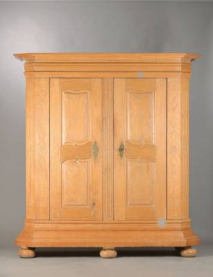 Barockschrank, wohl Pfalz, um 1760, Eiche massiv, auf Rahmen gearbeitet, st. profilierter Sockel sowie Gesims, 2-türiger Korpus mit geschweiften ...