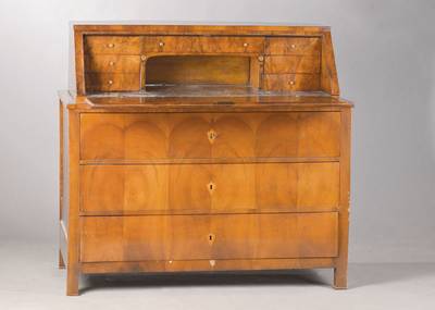 Schrägklappensekretär, wohl Baden, um 1830, Nussbaumfurnier, 3-fach gespiegelt verlegt, 3-schübige Kommode, Schrägklappensekretär mit ...