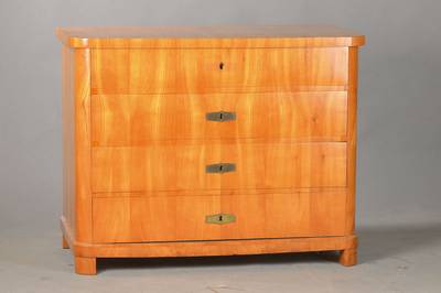 Kommode, wohl Baden, südwestdeutsch, um 1820/30, Kirschbaumfurnier auf Weichholzkorpus, Furnier doppelt gespiegelt verlegt, 4-schübig , Ecken u. ...