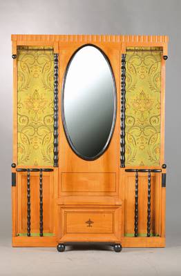 Garderobe, deutsch, um 1925, Kirschbaum massiv, geschwärzte Bandeinlagen, 2 seitl. Schirmständer, insg. 16 Haken, Truhenkasten, geschwärzte ...