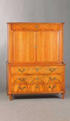 Louis-Seize-Aufsatzkommode, süddeutsch, um 1780/90, Nussbaumfurnier auf Weichholzkorpus, Wurzelnussfurnier 3-fach gespiegelt verlegt, z.T. Maserung ...