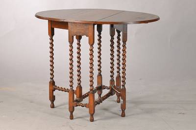 Beistelltischchen in Form eines Gateleg-Tables, England, frühes 20.Jh., Eiche massiv, abklappbare Wangen, gedrechseltes Gestell, ca. 66x84(24)x60 cm