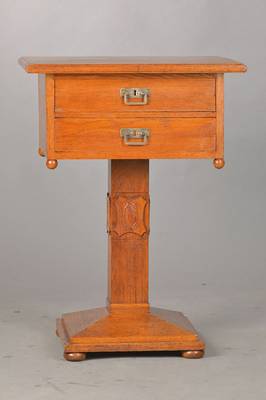 Nähtischchen, deutsch, um 1910, Eiche massiv, 2-schübig, 1. Schub mit Einteilung, strenger Schaft mit Sockelplatte, ca. 77x57x45 cm