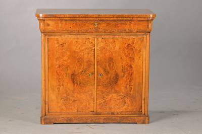 Halbschrank, wohl südwestdeutsch, Pfalz/Baden, um 1830/40, Wurzelnussfurnier auf Weichholzkorpus, 2-türig, 1-schübig, mit orig. eingelassenen ...