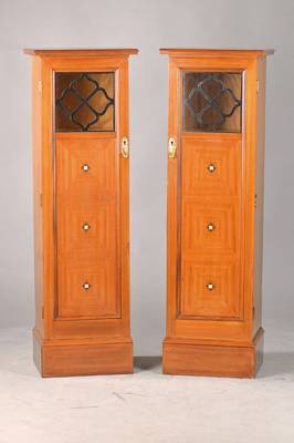 Säulenvitrine, Jugendstil, um 1910, wohl ehemals Bestandteil eines Sofaumbaus, Mahagonifurnier auf Weichholzkorpus, 1-türig mit abstrakt ...