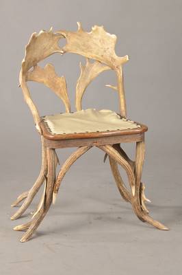 Kleiner Geweihstuhl, deutsch, um 1880-90, Zarge in massiver Eiche, Fußgestell u. Rückenlehne aus Damwild- u. Rotwild-Geweihen zusammengefügt, ...