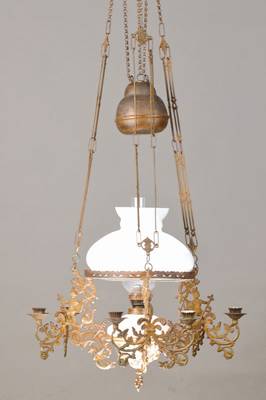 Deckenlampe, Friesland, um 1880-90, Metallmontur reich verziert mit Amoretten in Rüstung, 6 Brennstellen für Kerzen, mittig Petroleumbetrieb, Höhe ...