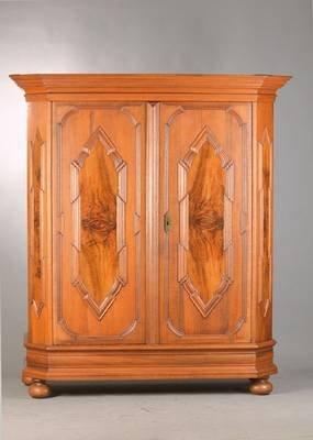Barockschrank, Hessen, um 1760/70, Eiche u. Nussbaum, 2-türig, Sockel u. Gesims weit ausladend u. vielfach profiliert, Füllungsfelder mit ...