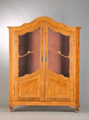 Barockstilvitrine, um 1920, nach altem Vorbilddes 18 Jh., Nußbaum mit Nußbaumfurnier, Fadenintarsien, Füße in sich l. gedrehtr, ca. 215x168x44 ...