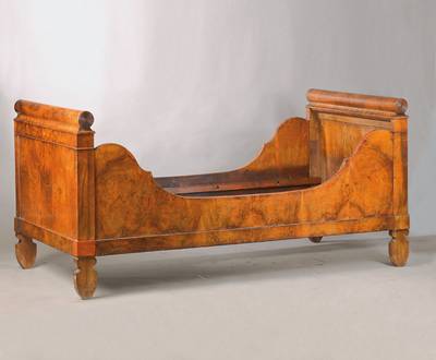 Bett, Biedermeier, um 1830, Nußbaumfurnier, Füße nach dem Vorbild einer Akanthusfrucht geschnitzt, diese teilw. gerieft, Kopf-und Fußteil ...