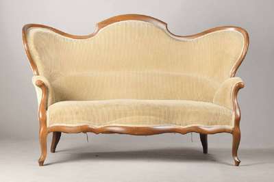 Salonsofa, deutsch, um 1850/60, Nussbaum massiv, zurückhaltendes allseitig geschweift u. verkröpftes Gestell ohne jegliche Ornamentierung, Zarge ...