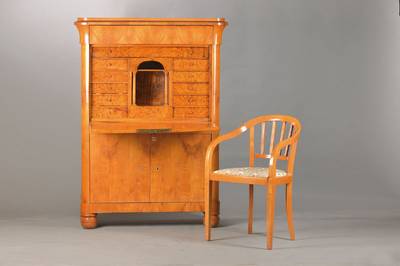 Standsekretär, mitteldeutsch, um 1840, Kirschbaum furniert mit Armlehnstuhl um 1900, Weichholzkorpus, 2-türig, abklappbare Schreibplatte mit ...
