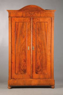 Dielenschrank, deutsch, um 1900, im Biedermeierstil, Nussbaumfurnier auf Weichholzkorpus, gewölbter Giebel, l. rundliche Türfüllungen, Innen 3 ...