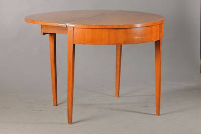 Demi-Lune-Tisch, deutsch, um 1820/30, Nussbaumfurnier auf Weichholzkorpus, konische Vierkantbeine, Zarge querfurniert, aufklappbar mit Zargenschub, ...