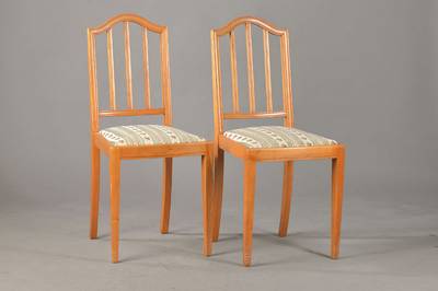 Paar Salonstühle, im Biedermeier-Stil, um 1900, Kirschbaum massiv, strenge gerade Formgebung, konische Vierkantbeine, Rückenlehne 3-fach versproßt ...