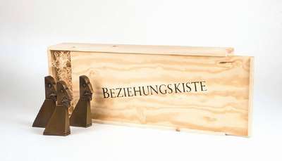 Paul Wunderlich, 1927-2010, Beziehungskiste,3 Bronze-Skulpturen "Egghead" in Original- Holzkiste, jeweils sign. u. num. 324/5000, 326/5000, ...