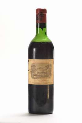 1 Flasche 1963 Chateau Lafite, Pauillac, ca. 75 cl, Füllstand: mid shoulder, Etikett l.besch. und beschmutzt, Kapsel in gutem Zustand, selten im ...