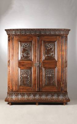 Barockschrank, wohl Raum Bodensee, um 1780-1800, Eiche massiv, 2-türig, reich beschnitzt, Türfüllungen mit Füllhörnern, Giebel u. Sockelteil mit ...