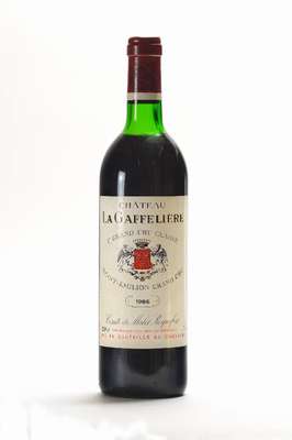 3 Flaschen 1986 Chateau La Gaffeliere, Saint-Emilion, Grand Cru Classe, je ca. 75 cl,Füllstände: je ca. top shoulder, 12,5 % Vol., unverkostet, ...