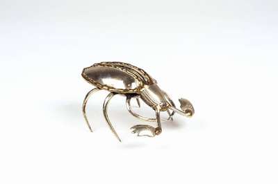 Gérard Bouvier, geb. 1942, Konvolut aus zwei Skulpturen, aus Messingbesteck geformt, Frosch und Skarabäus, je sign. und dat. 1989, H. ca. 5 cm bzw. ...