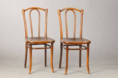 5er Satz Thonet-Stühle, frühes 20.Jh., Nr. 54 mit Sitzflächen-Relief Nr. 208a, Bugholz, Wenige Gebr.-Sp., H. ca. 92 cm, Sh. ca. 48 cm