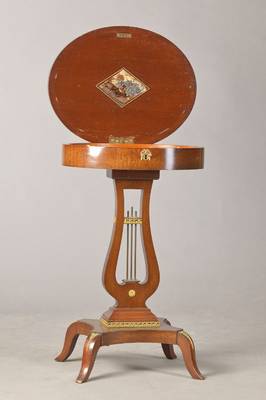Lyra-Nähtischchen, norddeutsch, um 1840-50, Biedermeier, Mahagoni furniert, Ahornintarsien in der Art von Fadenintarsien sowie brandschattierte ...