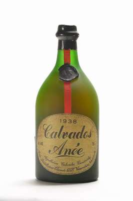 3 Flaschen 1938 Calvados Anee, Destillateur:Eleveur/Normandie, je ca. 70 cl, unverkostet, selten im Angebot, Abstände zwischen Kapseln und Calvados: ...