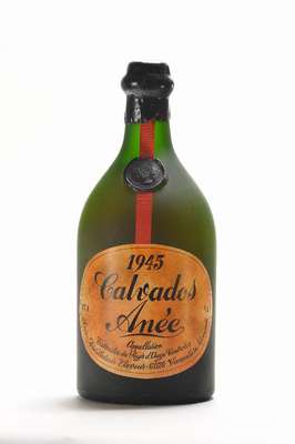 3 Flaschen 1945 Calavdos Anee, Destillateur:Eleveur/Normandie, je ca. 70 cl, 40 % Vol., unverkostet, Abstände zwischen Kapseln und Calvados: je ca. ...
