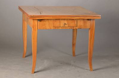 Ausziehtisch, wohl Franken, um 1820/30, Kirschbaumfurnier auf Weichholzkorpus, beidseitig ausziehbar mit integ. Ausziehplatten auch in Kirschbaum, ...