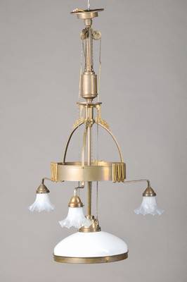 Deckenlampe, deutsch, um 1905/07, Messingmontor, Opalglasschirm, 3 Ausleger mit sek. Glasschirmen in Blütenform, höhenverstellbar, insg. 4 ...