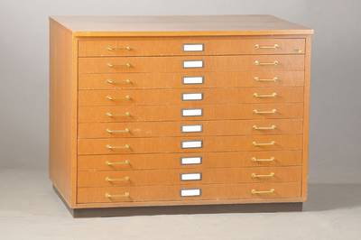 Schubladen- bzw. Grafikschrank, Firma Hados, 20.Jh., Eichefurnier, 10 Schubladen, Schubladeninnenmaße ca. 94,5x66 cm, Etiketten für Beschriftungen ...