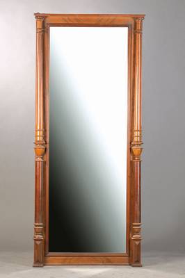 Großer Gründerzeitspiegel, deutsch, um 1880/90, Nussbaumfurnier, seitl. Säulen kanneliert, stiltypische Gründerzeit-Ornamentik, Alterssp., ...