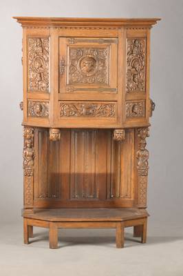 Stollenschrank, historisierend, nach rheinischem Vorbild, 20.Jh. Eiche massiv, Stollenkonstruktion, 1-türig u. 1-schübig, komplett auf Rahmen ...