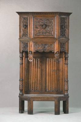 Kleiner Stollenschrank, deutsch, um 1880/90, Eiche massiv, auf Rahmen gearbeitet, 1-türig, 3-schübig, Füllungsfelder mit Cherubsköpfen und ...