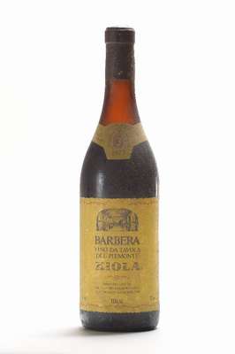 7 Flaschen Kiola Barolo und Barbera, Piemonte, Jahrgänge: 3x 1977 (Barbera), 3x 1974 und 1 x unverkostet, je ca, 75 cl, Abstände zwischen Kapseln ...
