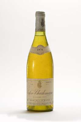 1 Flasche 1976 Corton Charlemagne Domaine Hippolyte Thevenot, ca. 73 cl, unverkostet, Abstand zwischen Kapsel und Wein: ca. 1 cm, Etikett und Kapsel ...
