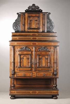 Buffetschrank, deutsch, um 1880/90, nach dem Ulmer Vorbild des späten 16.Jh., Nussbaumfurnier auf Weichholzkorpus, Stollenunterbau mit gedrechselten ...