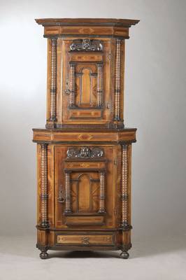 Aufsatzeckschrank, deutsch, um 1880/90, nach dem Ulmer Vorbild des späten 16.Jh., Nussbaumfurnier auf Weichholzkorpus, 2-türig, Aufdopplung je mit ...