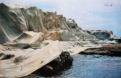 Christo, geb. 1935, Wrapped Coast, Little Bay Australia 1969, Farboffset, sign., Blattgr. 64,5x99 cm, kleiner Einriss an der rechten oberen Kante