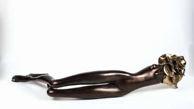 Bruno Bruni, geb. 1935 Gradara, Femme aux rose, Bronzeskulptur, signiert und nummeriert 212/250, Venturi Arte Stempel, L. ca. 78cm