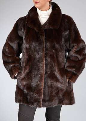 Dunkelbraune Nerzjacke, Gr. ca. 44/46, Felle längs verarbeitet, dunkelbraun gemus- tertes Innenfutter, 2 seitl. Einschubtaschen, Rückenl. ca. 78 cm