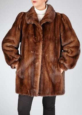 Braune Nerzjacke, Gr. ca. 40/42, Felle längs verarbeitet, goldbraunes Innenfutter, gemustert, Label: Saga Mink, Reverskragen, 2 seitl. ...