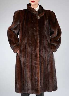 Dunkelbrauner Nerzmantel, Gr. ca. 42/44, längsverarbeitete Felle, 2 seitliche Einschubtaschen, kl. Kragen mit Zierknopf, Rückenlänge ca. 110 cm