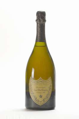 6 Flaschen Moet et Chandon Dom Perignon, Jahrgänge: 4x 1980, 1x 1970 und 1x 1973, je ca. 75 cl, Abstände zwischen Flaschenboden und Wein: zwischen ...