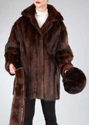 Nerzlongjacke, Gr. ca. 38/40, längsverarbeitete Felle, zwei seitliche Einschubtaschen, Ärmel mit Manschetten, Rückenl. ca. 81 cm. dazu Mütze und ...