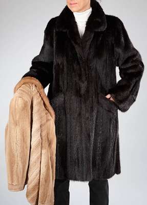 Konvolut Nerzmantel und Jacke, 1 Jacke, Gr.ca. 38, geschorene Felle längs verarbeitet, Reverskragen, 2 seitl Einschubtaschen, braunesInnenfutter ...